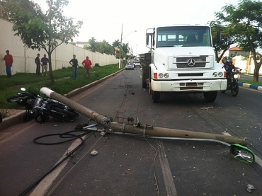 Poste caiu sobre moto e feriu motociclista em avenida de Cuiab