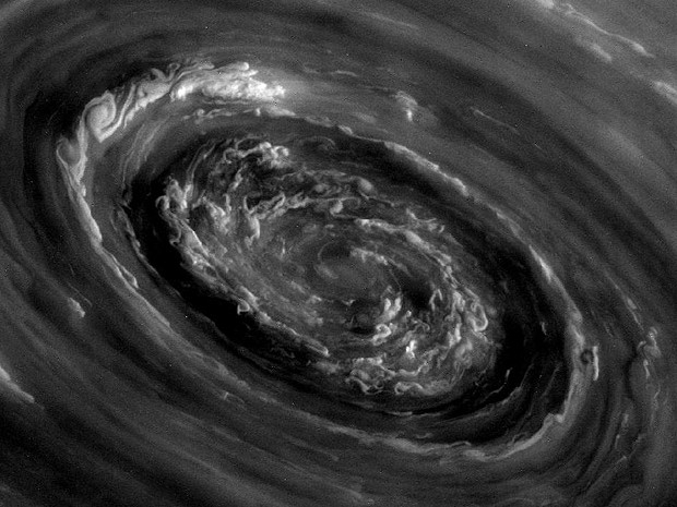 Tempestade no norte de Saturno foi vista com lente estreita