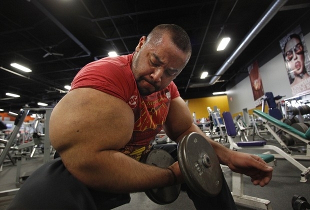 Moustafa treina duas horas por dia levantando at 270 Kg