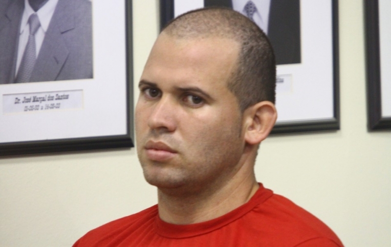 Macarro olha para a cmera ao ser fotografado no Frum de Contagem