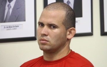 Macarr�o olha para a c�mera ao ser fotografado no F�rum de Contagem 