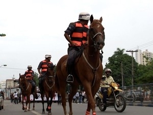 Policias e cavalos passeiam pelas ruas de Cuiab