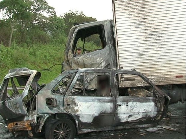 Motorista do caminho conseguiu sair do caminho a tempo e no se feriu