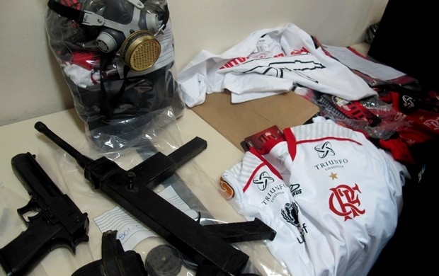 Polcia apreendeu armamento, dinheiro falso e materal oficial do Flamengo na sede da Jovem Fla