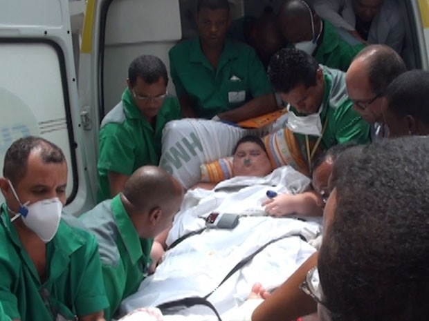 Jovem chega ao hospital aps transferncia.
