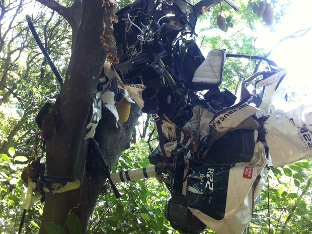 Helicptero ficou totalmente destrudo e e com pedaes presos nas rvores