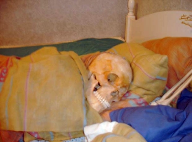 Mulher foi acusada de manter crnios e ossos humanos para fins sexuais.