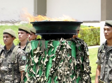Bandeiras foram incineradas em Cuiab durante solenidade