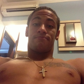 Neymar com cabelo curto, em Santos
