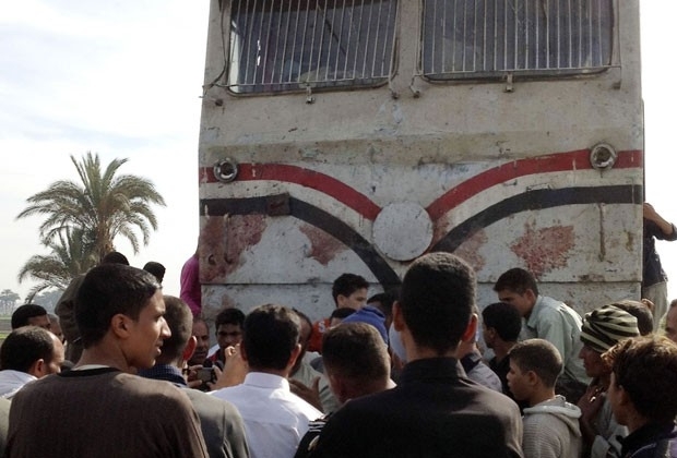 Multido cerca trem que se envolveu em acidente com nibus no Egito. Mais de 40 crianas morreram