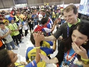 Rafael Lucchesi cumprimenta aluna no final do torneio de Robtica