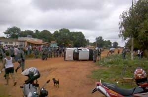 Momento em que moradores de Posto da Mata tombaram viatura da Fora Nacional de Segurana
