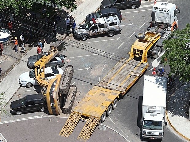 Retroescavadeira tomba e atinge dois carros no Recife