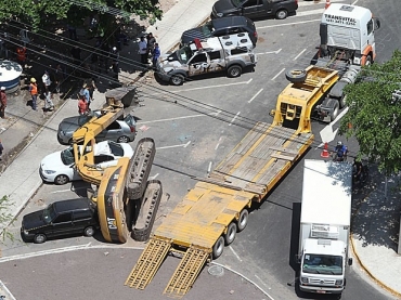 Retroescavadeira tomba e atinge dois carros no Recife