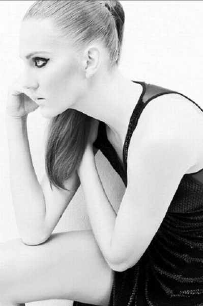 Mari posa com casaco de pele e mostra sia tatuagem das Olimpadas de 20008