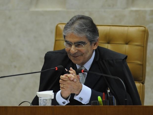 A aposentadoria do ministro foi oficializada por um decreto da presidente Dilma Roussef.