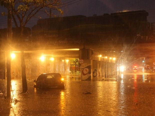 Carros foram atingidos pela enchente na avenida Silviano Brando, em Belo Horizonte