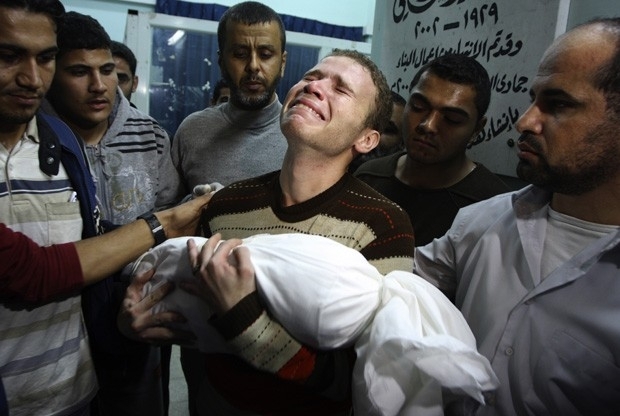 Jihad Masharawi chora a morte do filho Ahmad, de 11 meses, no hospital de Shifa.