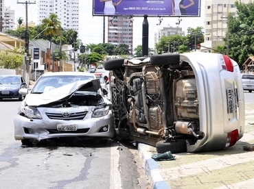 Aps coliso, um dos carros foi parar em canteiro central de avenida