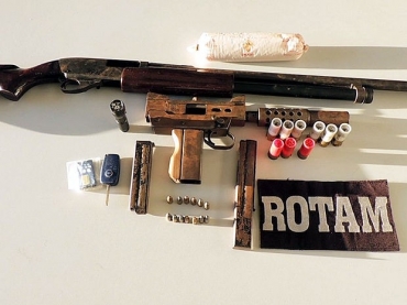Submetralhadora foi encontrada com outras armas em casa na capital. 