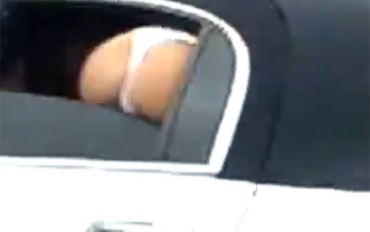 Noiva se exibiu de dentro de limusine para motoristas que passavam