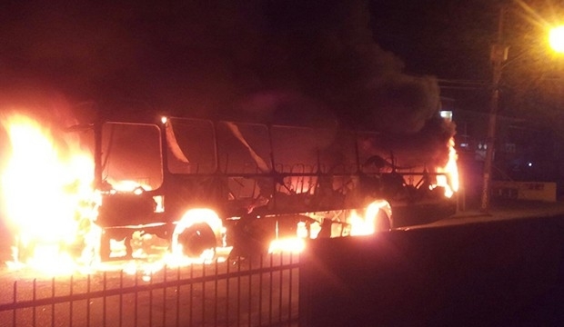 nibus foi incendiado no bairro dos Ingleses, em Florianpolis