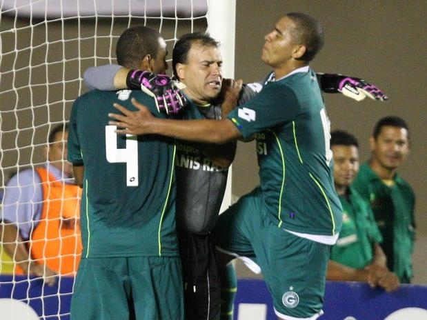 Harlei gostaria de esperar final da temporada para definir renovao com Gois