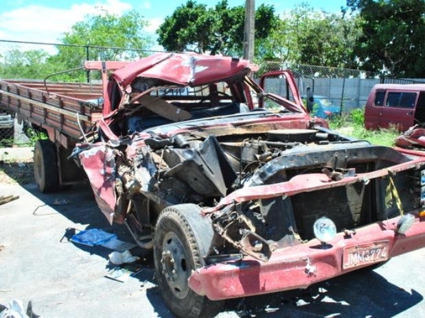 Uma pessoa morreu no acidente envolvendo dois caminh�es e um carro na Bahia