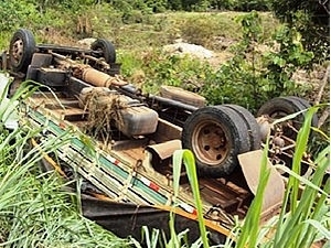 Caminho bateu na traseira de carreta e tombou na BR-364 