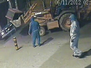 Imagens mostram roubo de caixa eletrnico com retroescavadeira 