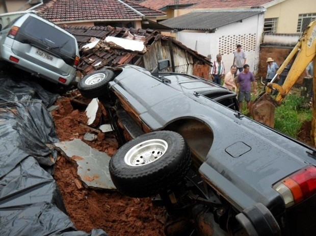 Dois veculos foram danificados