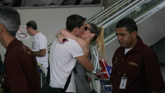 Danielle Winits arma flagra com paparazzo