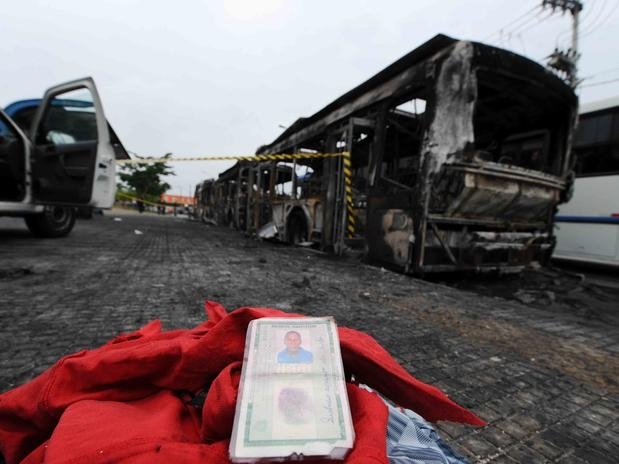 O cobrador do coletivo ficou ferido no incndio