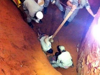 Trabalhador foi resgatado pelo Corpo de Bombeiros.