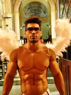 A foto do modelo dentro da Parquia So Domingos, uma das principais da cidade de Catanduva (SP), foi tirada sem autoriz