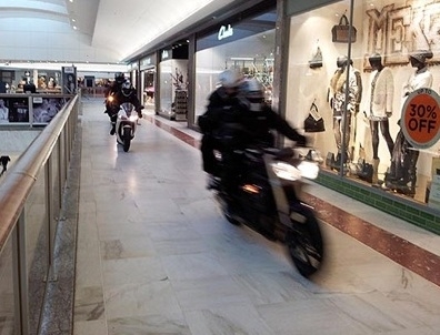 Ladres entram de moto em shopping e assaltam joalheria