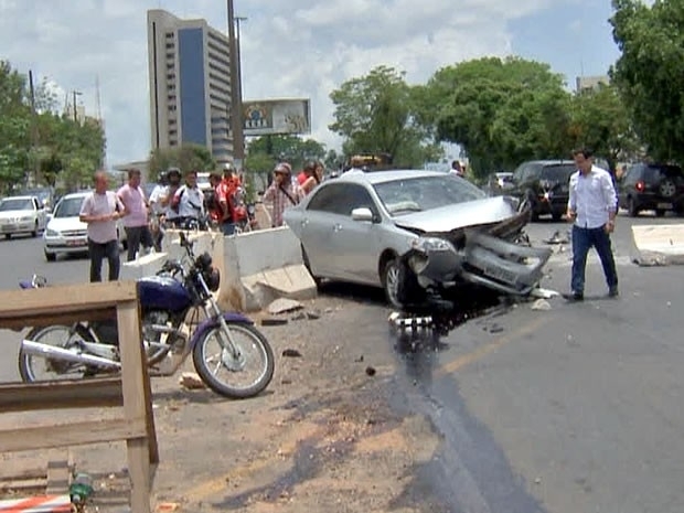 Carro bateu em blocos de concreto e atingiu outro veculo em avenida de Cuiab