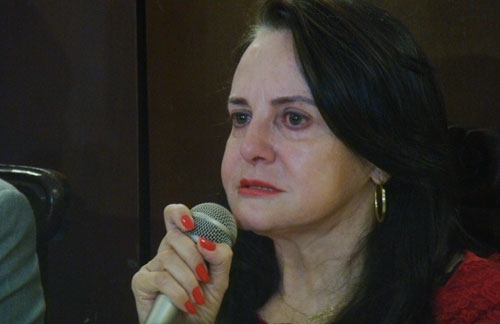 Serys, apesar do assdio dos partidos, adiou deciso para o prximo ano.