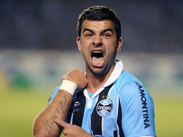 Com um a menos em parte do segundo tempo, Grmio conquistou vitria no fim do jogo