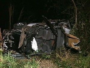 Caminhonete ficou destruda com o impacto do acidente