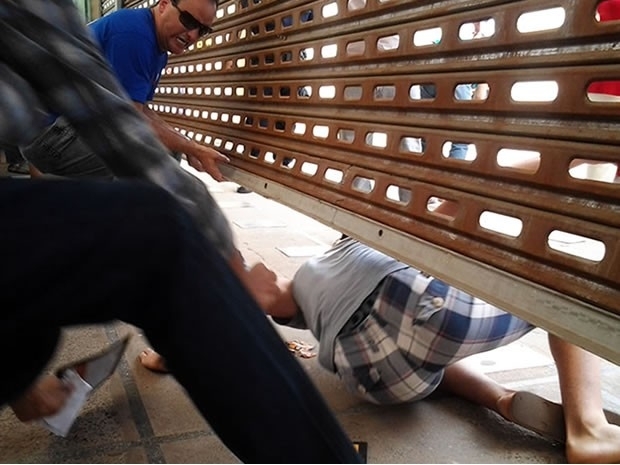 Candidato precisou se arrastar para chegar ao local da prova do Enem em Cuiab