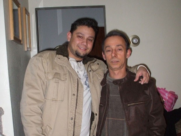 Lincoln ao lado do pai, Tiago, que morreu em acidente nos EUA