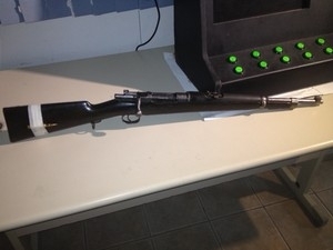 Arma de guerra foi apreendida pela PM da Capital