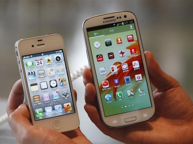 Android est em 75% dos dispositivos vendidos no mundo, como o Galaxy S III ( direita na imagem)