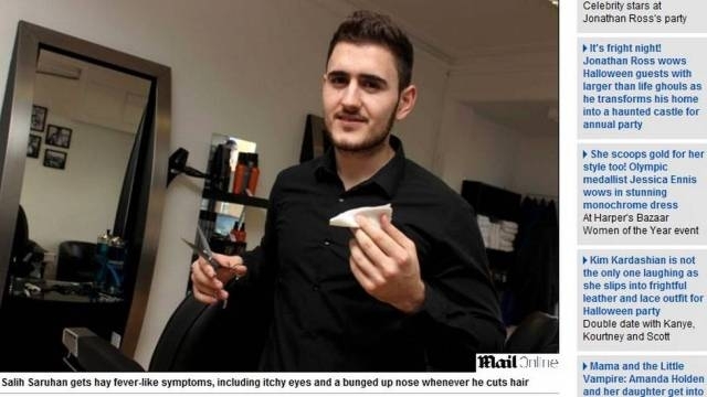 Barbeiro com a tesoura e um leno usado para assoar o nariz.