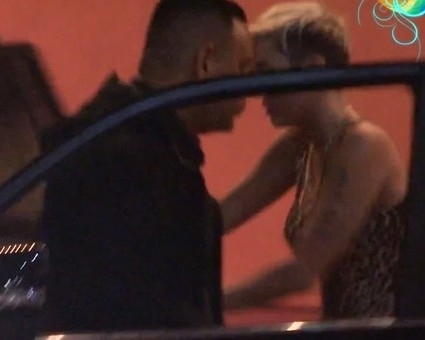 Miley Cyrus passa mal ao deixar boate