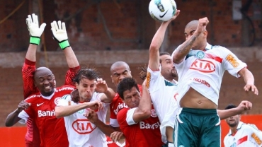 Barcos desvia com a m�o para o gol 