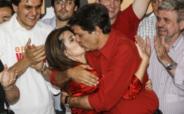 Fernando Haddad beija sua esposa ap�s an�ncio da vit�ria 