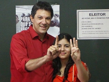Haddad vota ao lado da filha