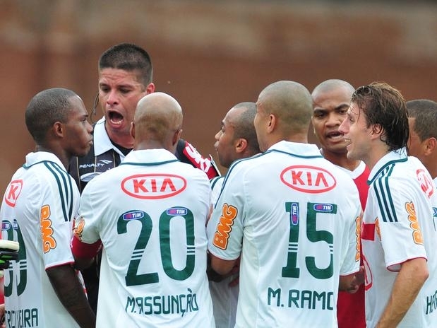 Zagueiro se irritou com falta de clareza do �rbitro ao tomar decis�o